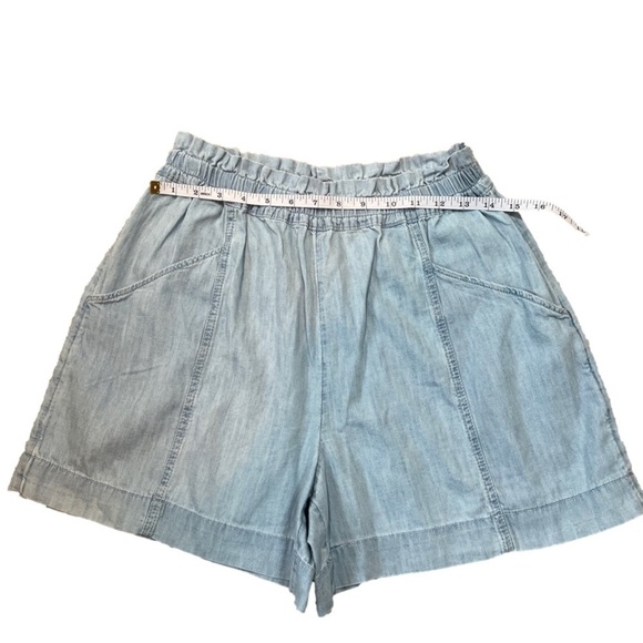 Elizabeth and James pull on jean shorts - Picture 2 of 6